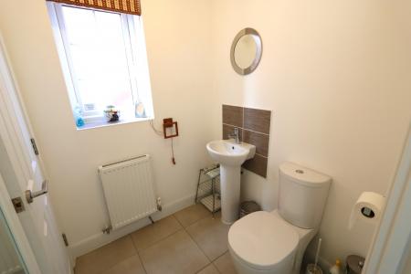 4 bedroom Detached house to let in Macbeth Approach, Warwick, CV34