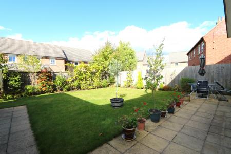 4 bedroom Detached house to let in Macbeth Approach, Warwick, CV34