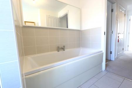 4 bedroom Detached house to let in Macbeth Approach, Warwick, CV34