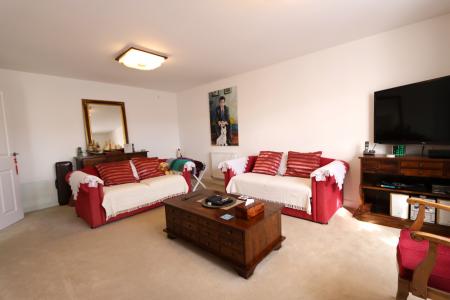 4 bedroom Detached house to let in Macbeth Approach, Warwick, CV34