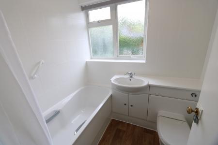 2 bedroom Flat to let in Talbot Court, Upper Holly Walk, Leamington Spa, CV32