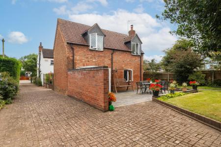 4 bedroom Detached house for sale in Hawthorne Gardens, Church Road, Long Itchington