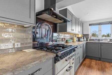 3 bedroom Semi-detached house for sale in Alderman Way, Weston Under Wetherley, Leamington Spa