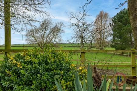 3 bedroom Terraced House for sale in Eathorpe, Leamington Spa