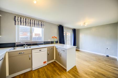 3 bedroom Detached house to let in Lancaster Way, Whitnash, CV31