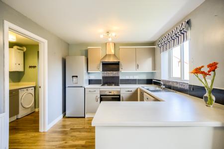 3 bedroom Detached house to let in Lancaster Way, Whitnash, CV31