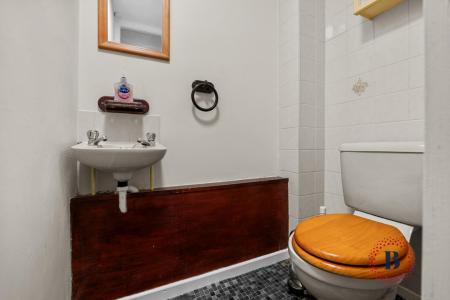 4 bedroom End of terrace house for sale in Rowley Road, Whitnash, Leamington Spa