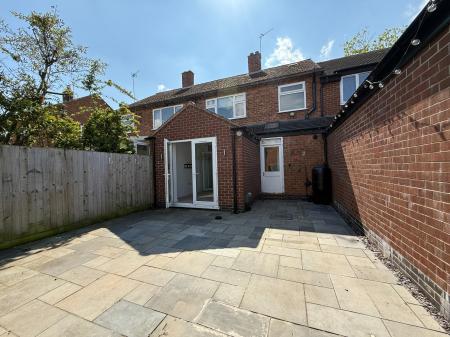 3 bedroom Semi-detached house to let in Roundshill, Kenilworth, CV8