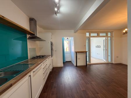 3 bedroom Semi-detached house to let in Roundshill, Kenilworth, CV8