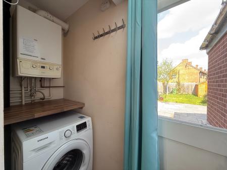 3 bedroom Semi-detached house to let in Roundshill, Kenilworth, CV8