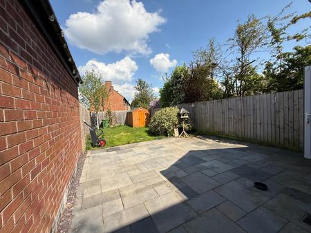 4 bedroom Semi-detached house to let in Roundshill, Kenilworth, CV8
