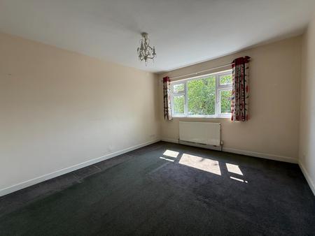 4 bedroom Semi-detached house to let in Roundshill, Kenilworth, CV8