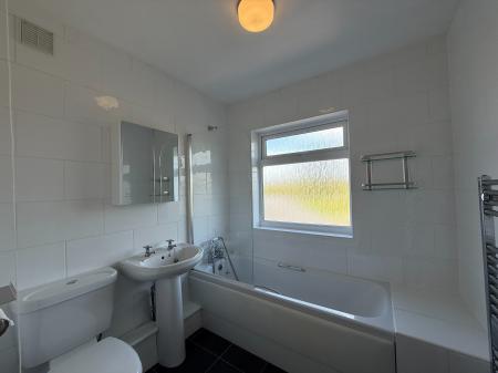 3 bedroom Semi-detached house to let in Roundshill, Kenilworth, CV8