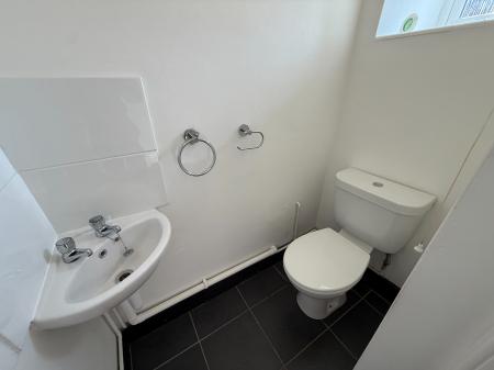 3 bedroom Semi-detached house to let in Roundshill, Kenilworth, CV8