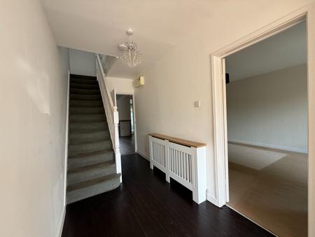 4 bedroom Semi-detached house to let in Roundshill, Kenilworth, CV8