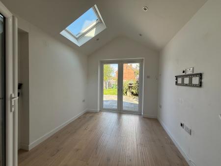 3 bedroom Semi-detached house to let in Roundshill, Kenilworth, CV8