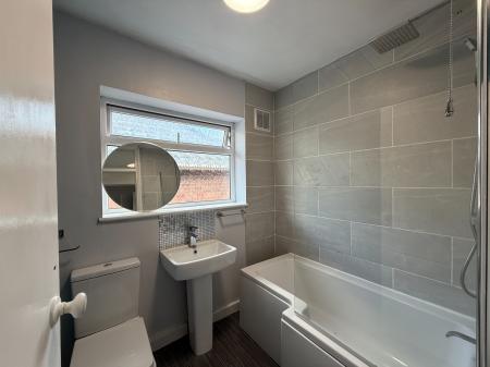 2 bedroom Flat to let in Rugby Road, Cubbington, CV32