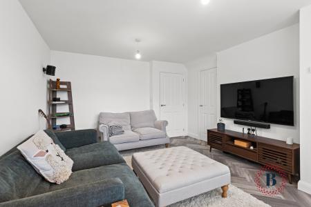 3 bedroom Semi-detached house to let in Logan Walk, Upper Lighthorne, CV33