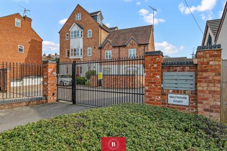 2 bedroom Flat to let in Albert Street, Warwick, CV34