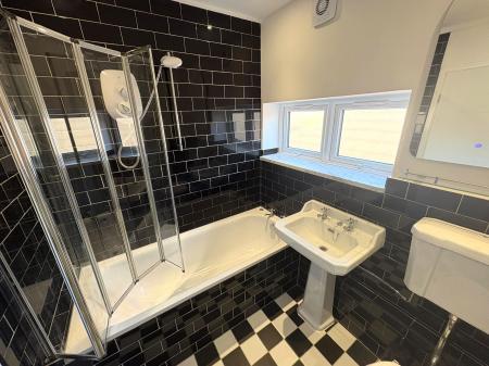 2 bedroom Flat to let in Newbold Terrace East, Leamington Spa, CV32