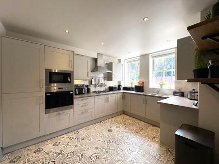 2 bedroom Flat to let in Warwick New Road, Leamington Spa, CV32