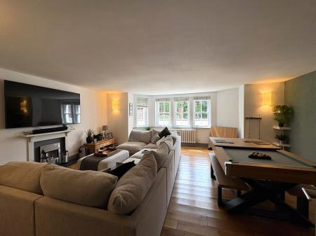 2 bedroom Flat to let in Warwick New Road, Leamington Spa, CV32
