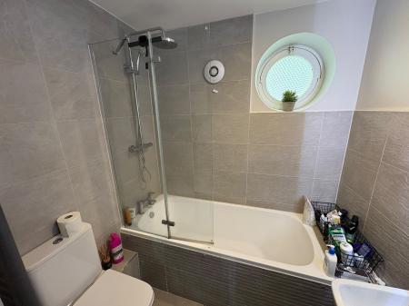 2 bedroom Flat to let in Warwick New Road, Leamington Spa, CV32