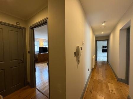 2 bedroom Flat to let in Warwick New Road, Leamington Spa, CV32