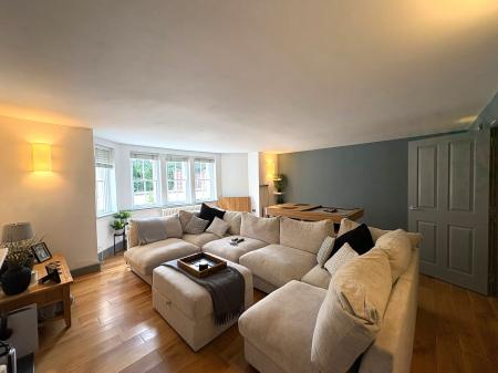 2 bedroom Flat to let in Warwick New Road, Leamington Spa, CV32