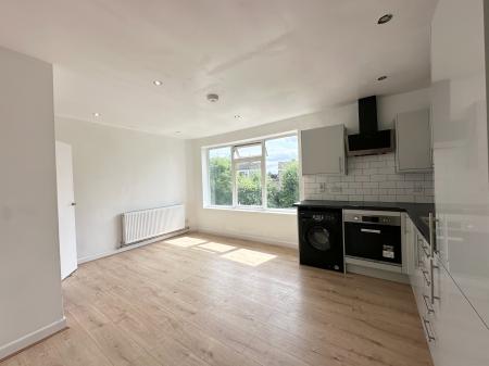 3 bedroom Apartment to let in Cowdray Close, Leamington Spa, CV31