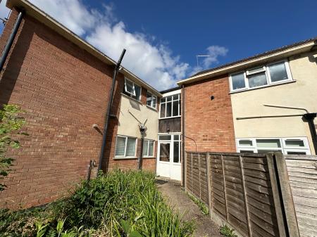 3 bedroom Apartment to let in Cowdray Close, Leamington Spa, CV31