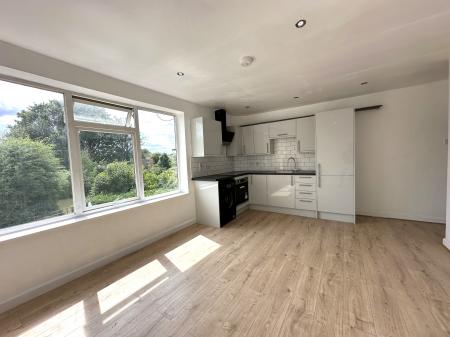 3 bedroom Apartment to let in Cowdray Close, Leamington Spa, CV31