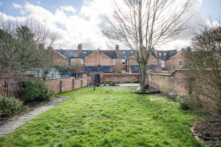 3 bedroom Flat to let in Warwick Place, Leamington Spa, CV32