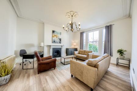 3 bedroom Flat to let in Warwick Place, Leamington Spa, CV32