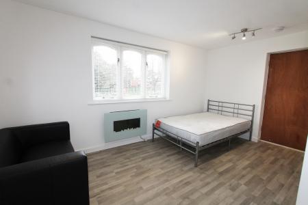 1 bedroom Studio flat to let in William Tarver Close, Warwick, CV34