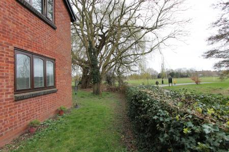 1 bedroom Studio flat to let in William Tarver Close, Warwick, CV34