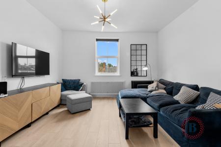 2 bedroom Flat to let in Russell Terrace, Leamington Spa, CV31