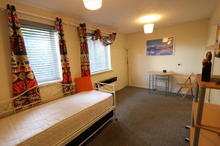 1 bedroom Studio flat to let in Ebourne Close, Kenilworth, CV8