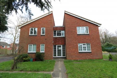 1 bedroom Studio flat to let in Ebourne Close, Kenilworth, CV8