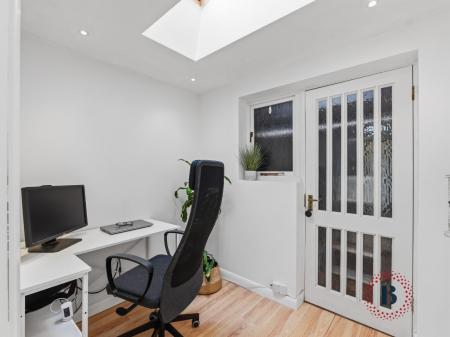 4 bedroom Semi-detached house for sale in Beaufort Avenue, Leamington Spa