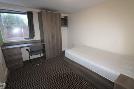 8 bedroom Flat to let in Clarendon Square, Leamington Spa, CV32