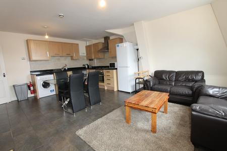 4 bedroom Flat to let in Clarendon Square, Leamington Spa, CV32