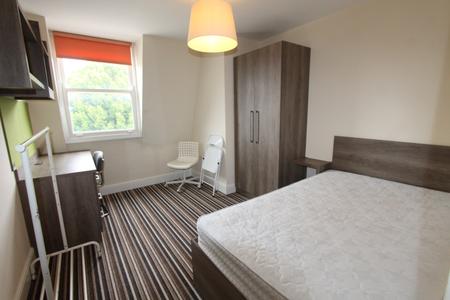 4 bedroom Flat to let in Clarendon Square, Leamington Spa, CV32