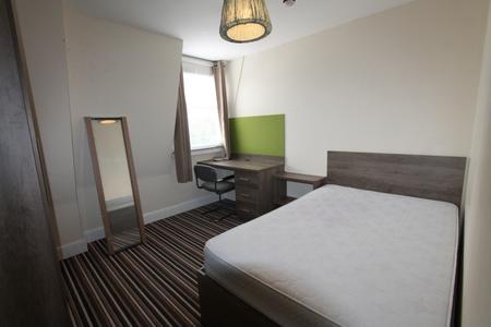 4 bedroom Flat to let in Clarendon Square, Leamington Spa, CV32