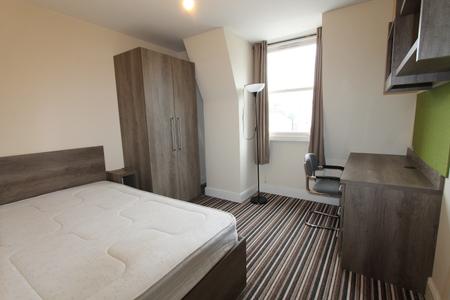 4 bedroom Flat to let in Clarendon Square, Leamington Spa, CV32