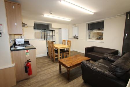 5 bedroom Flat to let in Clarendon Square, Leamington Spa, CV32