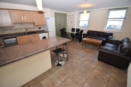 5 bedroom Flat to let in Clarendon Square, Leamington Spa, CV32