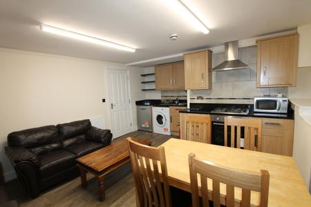 5 bedroom Flat to let in Clarendon Square, Leamington Spa, CV32