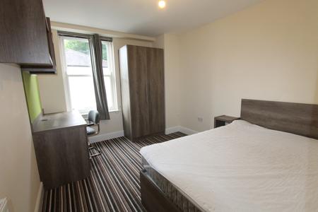 4 bedroom Flat to let in Clarendon Square, Leamington Spa, CV32