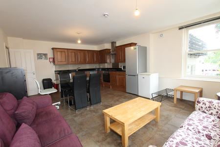 4 bedroom Flat to let in Clarendon Square, Leamington Spa, CV32